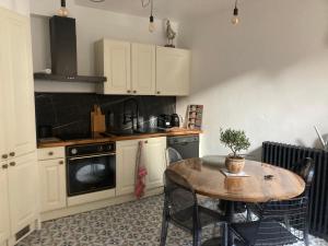 Chez violette في إيفرو: مطبخ صغير مع طاولة وموقد