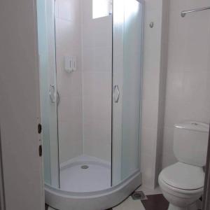 uma casa de banho com uma cabina de duche em vidro e um WC. em Luksuzni Apartmani Mitić-Mint em Sokobanja