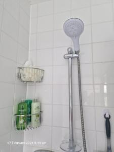 un cabezal de ducha en la esquina de un baño en The Annexe, en Bridlington