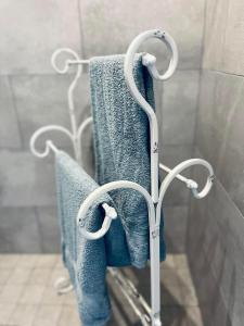 un toallero con toallas azules en la ducha en Ilmarise Apartment en Viljandi