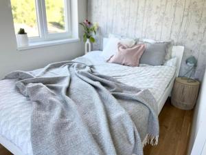 Una cama con una manta en un dormitorio en Ilmarise Apartment en Viljandi