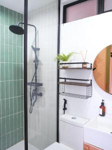 W łazience znajduje się prysznic, toaleta i umywalka. w obiekcie Urban Oasis Resort, Tarlac w mieście Tarlac