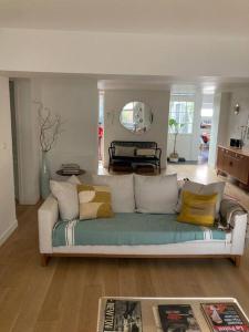 ein Wohnzimmer mit einem Sofa und einem Tisch in der Unterkunft Apartment in a charming house in Asnières-sur-Seine