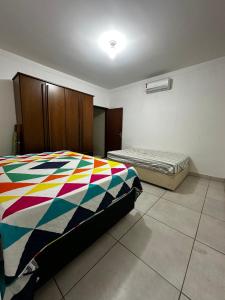 um quarto com duas camas num quarto em Casa de Campo Chácara Divisa Rio Preto e Guapiaçu em Sao Jose do Rio Preto