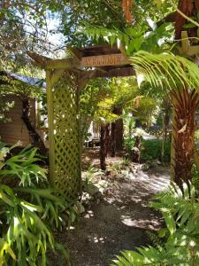 莫土伊卡的住宿－Cozy Glamping Cabins，带有欢迎标志的花园