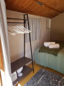 Cozy Glamping Cabins في موتويكا: سرير بطابقين في غرفة صغيرة مع سرير بطابقين