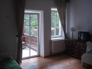 um quarto com uma porta de vidro deslizante e uma varanda em Landhaus Ferk em Unterburg am Klopeiner See