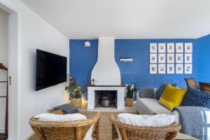 ein Wohnzimmer mit einem Sofa und einem Kamin in der Unterkunft WHome Wilderness Escape: Secluded Haven for Remote Work in Colares
