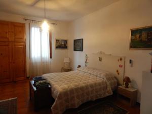 1 dormitorio con cama y ventana en Ada home en Venecia