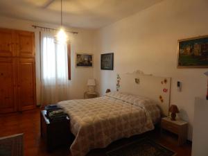 a bedroom with a bed and a window at Ada home in Venice