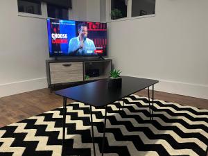 TV a/nebo společenská místnost v ubytování The Boyd - Coorie Doon
