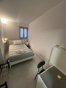 Dormitorio pequeño con cama y mesa en B&B Il Borgo en Matrice