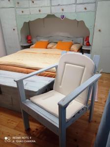 uma cadeira num quarto com uma cama em Room & Apartment Saint John em Dubrovnik