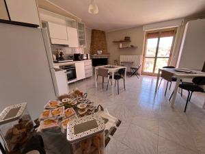 cocina y sala de estar con mesa y sillas en B&B Il Borgo en Matrice