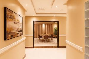 um corredor com uma sala de jantar com uma mesa em luxury duplex apartment Alkhobar em Al Khobar