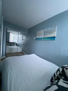 Un dormitorio con una gran cama blanca y una ventana en Condo in Downtown en Vancouver