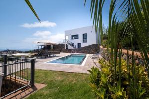 willa z basenem i domem w obiekcie Villa La Graja by Huskalia - private pool w mieście Los Llanos de Aridane