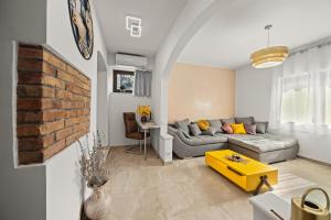 una sala de estar con un sofá y una mesa en Villa VaLetiS, en Rovinj 51 fotos más
