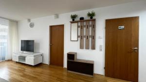 un soggiorno con porta e TV di Schöne Wohnung in Telfs für 5 Personen a Telfs