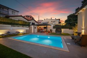 una piscina en el patio trasero de una casa en Villa VaLetiS, en Rovinj