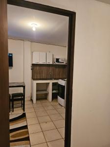 Zimmer mit einer Küche mit einem Tisch und einer Theke in der Unterkunft cerca aeropuerto tobias bolaños in San José