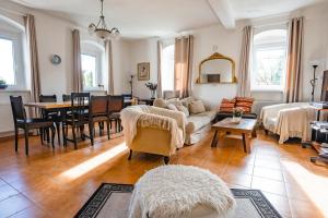 ein Wohnzimmer mit einem Sofa und einem Tisch in der Unterkunft Cottage Prameny in Prameny
