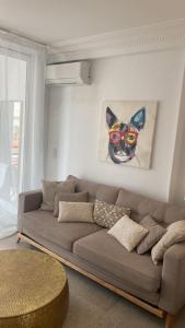 un sofá en una sala de estar con una foto de un gato en Majestic Apartment, en Cannes