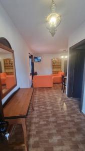 ein Wohnzimmer mit einem Sofa und einem Tisch in der Unterkunft Finca Aurora Ecorural in Icod de los Vinos