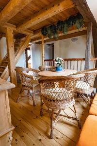 - une salle à manger avec une table et des chaises dans l'établissement Cottage Prameny, à Prameny