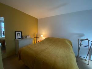 a bedroom with a bed and a dresser in it at Dupleix Boulogne plein centre in Boulogne-Billancourt