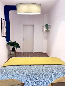 Un dormitorio con una cama con una manta amarilla. en Design 3 bedroom near Main Train Station Apartment, en Viena