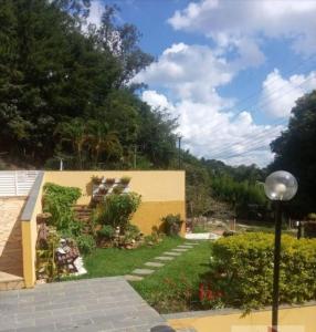 una casa con giardino e luce di strada di Casa Aconchegante em Serra Negra a Serra Negra