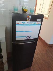- un réfrigérateur noir avec un site Internet en haut dans l'établissement El Departamento de Ethan en Asia, à Asia
