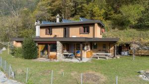 uma casa que está sentada em cima de um campo em Casa Bubeck em Cavagnago