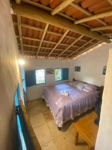 Repousares do Nildo في إيكابوي: غرفة نوم بسرير وسقف خشبي