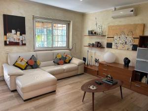 a living room with a couch and a table at A Casa Do Lago in Azeitao