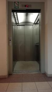 グニェズノにあるApartament Włoski Stylの時計付きの建物内のエレベータードア