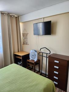 a bedroom with a bed and a dresser and a desk at Viña Excelente, 1 cuadra Av Sn Martin y la playa in Viña del Mar