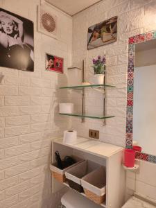 a bathroom with a sink and shelves on the wall at Viña Excelente, 1 cuadra Av Sn Martin y la playa in Viña del Mar