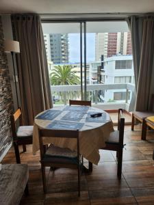 a table and chairs in a room with a large window at Viña Excelente, 1 cuadra Av Sn Martin y la playa in Viña del Mar