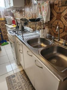 a kitchen with a stainless steel sink and a stove at Viña Excelente, 1 cuadra Av Sn Martin y la playa in Viña del Mar