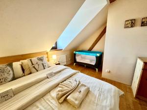 ein Schlafzimmer mit einem großen Bett im Dachgeschoss in der Unterkunft Holiday home Hůrka in Hurka