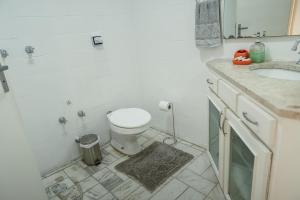 La salle de bains est pourvue de toilettes et d'un lavabo. dans l'établissement Morada da Praça, à Uruguaiana