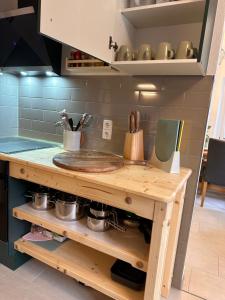 - une cuisine avec un comptoir en bois, des casseroles et des poêles dans l'établissement Ferienhaus Hemann mit eigener Sauna, à Tellerhäuser
