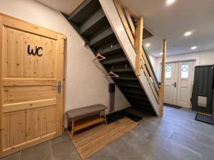 un couloir avec une porte en bois et un escalier dans l'établissement Ferienhaus Hemann mit eigener Sauna, à Tellerhäuser