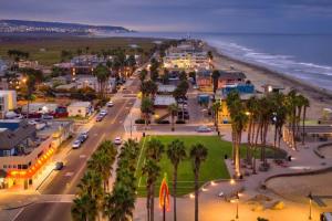 uma vista aérea de uma cidade com uma praia em Beachside Bliss: Chic Family Home 3BR Oasis w/Great Amenities Walk to the Waves! em Imperial Beach