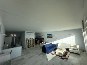 Casamar في ألميريا: غرفة معيشة مع أريكة زرقاء وطاولة