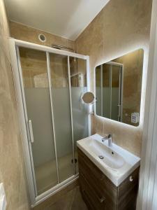 a bathroom with a sink and a shower at Risoul 1850 Beau Duplex pour 6 pers en plein centre de la station in Risoul