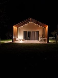 ein kleines Haus leuchtet nachts in der Unterkunft Orto della Lepre in Montemaggiore al Metauro