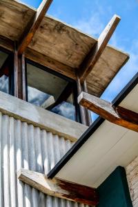 un techo de madera en un edificio con el cielo en el fondo en de Baken Self-Catering, en Walvis Bay